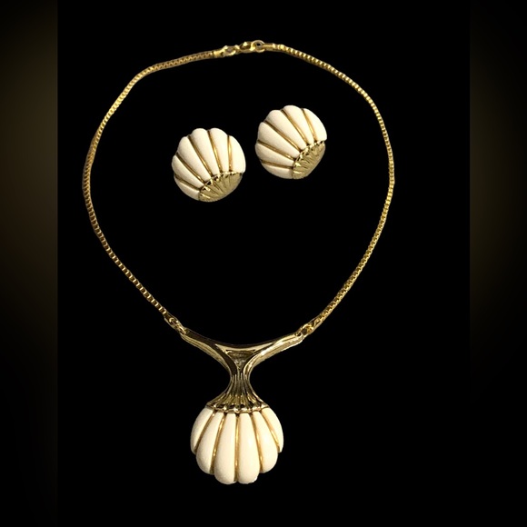 Vintage Shell Pendant Necklace and Clip On Earrings Set - Picture 3 of 13